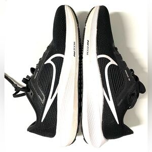 Nike Pegasus 40 black/white Running Shoe Women’s 8.5 like new only worn once